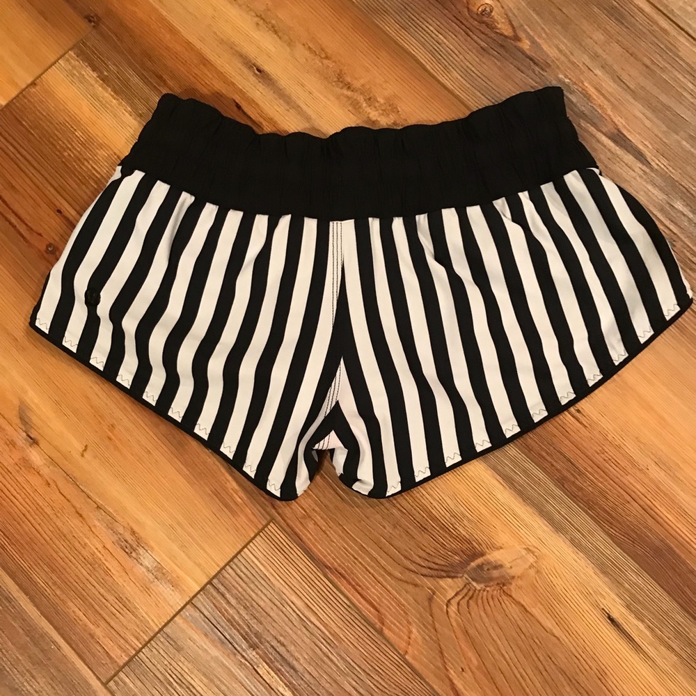 SOLD...Lululemon Hotty hot shorts - Picture 7 of 8